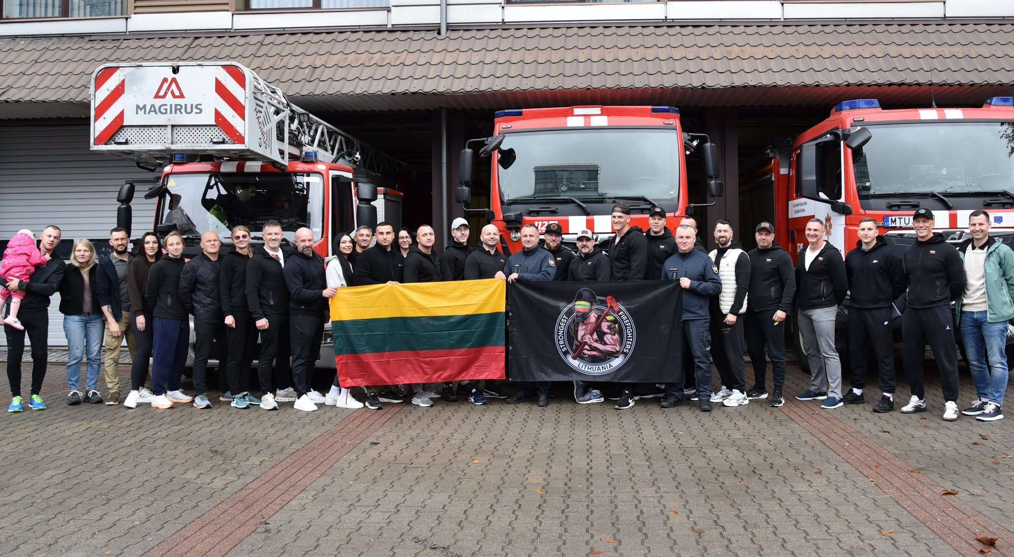 Lietuvos ugniagesių rinktinė su trispalve ir Strongest Firefighters Lithuania vėliava